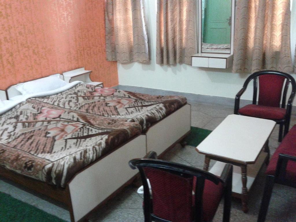 Radiant Ymca Tourist Hostel 바라나시 객실 사진